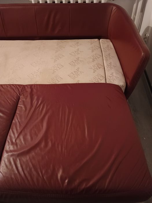 Pilnie Sofa z funkcją spania skórzana bordowa
