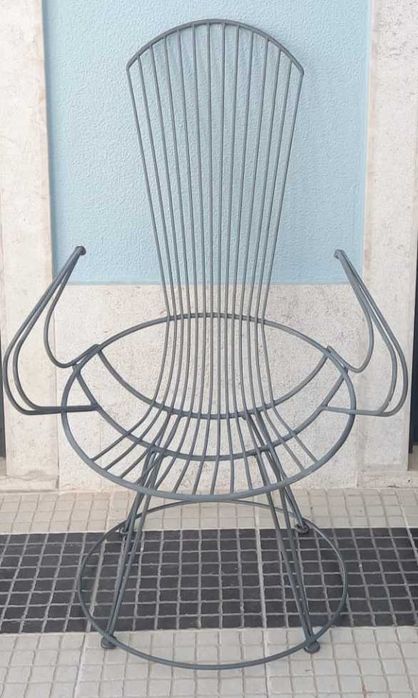 6 cadeiras e 1 mesa artesanais, modelos únicos