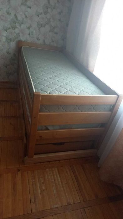 Дерев"яне двухярусне ліжко з матрасами