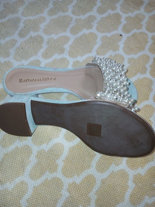 Sandalias com perolas azul claro camurcite