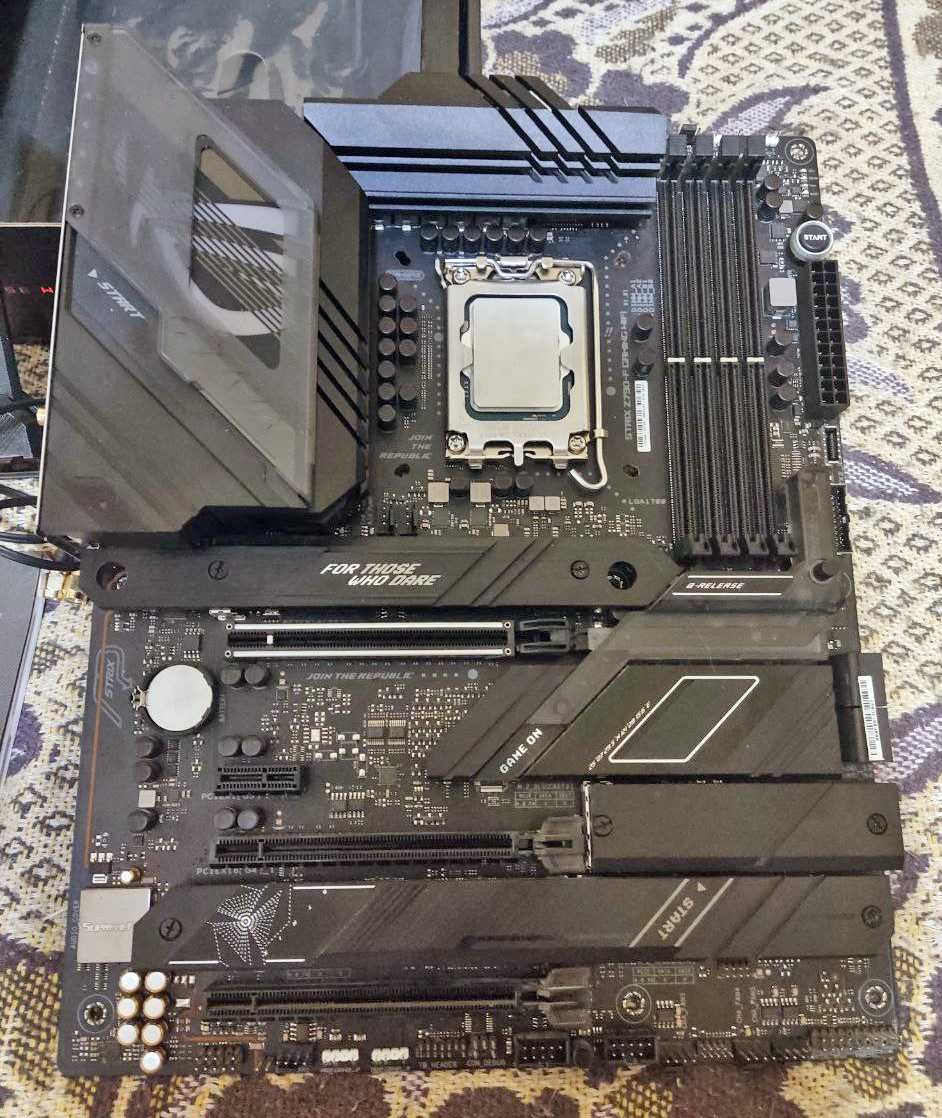 Игровая материнская плата Asus ROG Strix Z790-F Gaming WiFi