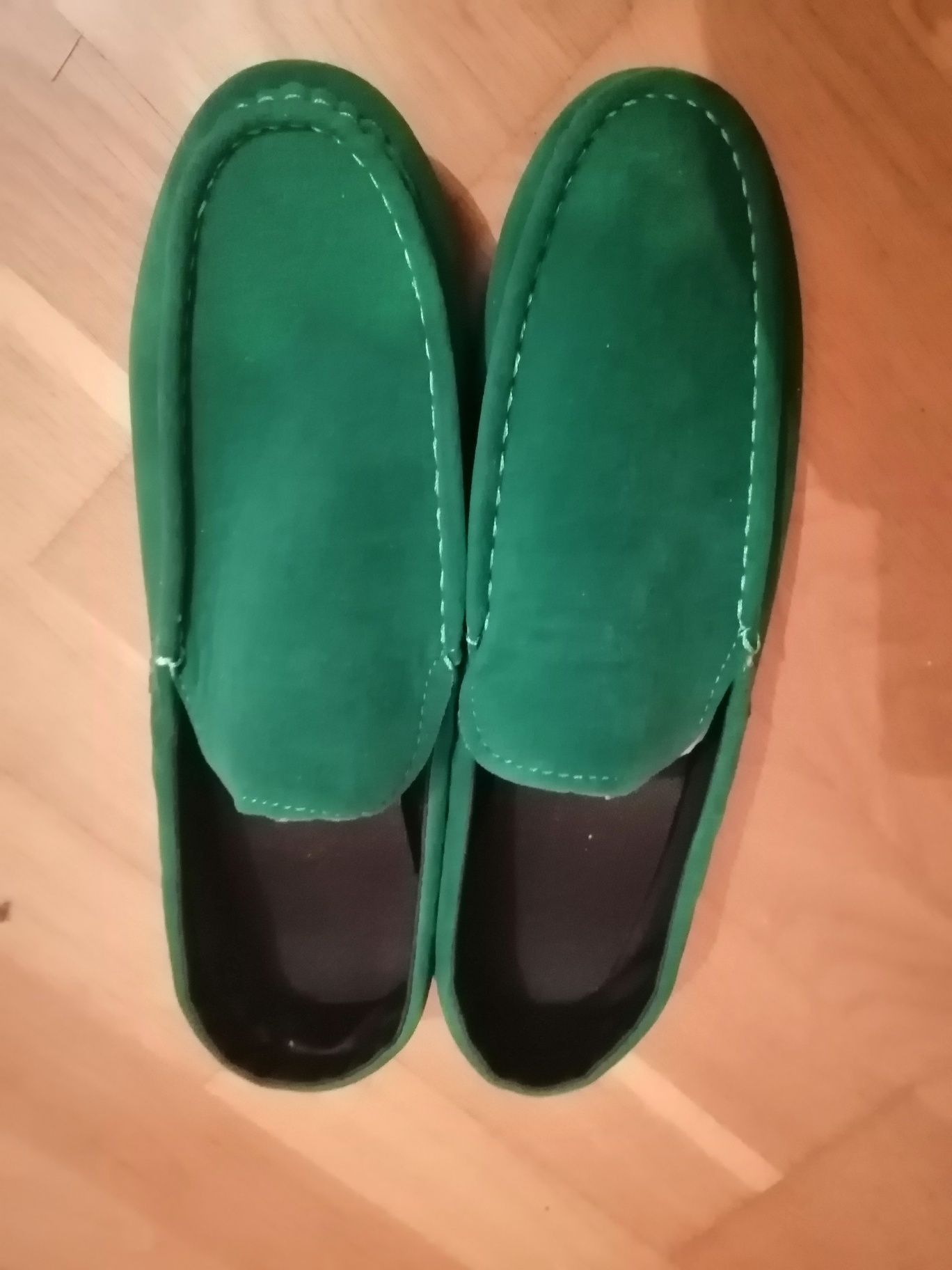 Mocassins novos na caixa cor vermelho e verde em camurça