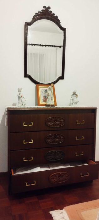 Mobília de quarto em madeira maciça