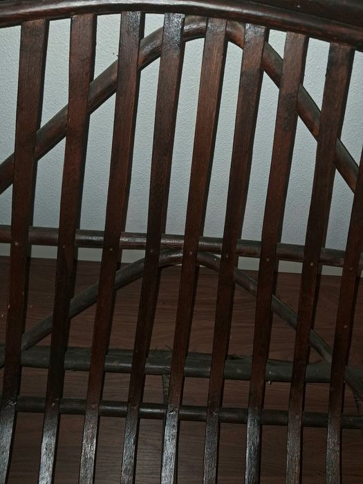 2 cadeirões com almofadas