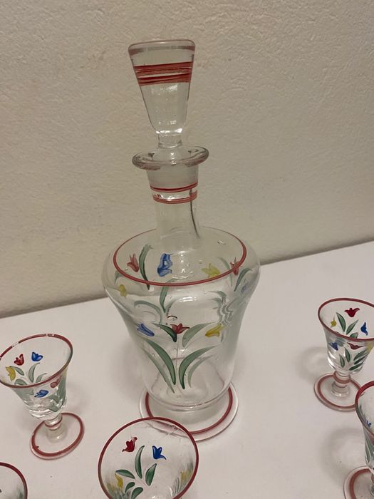 Copos de licor e garrafa pintados a mão vintage retro antigos