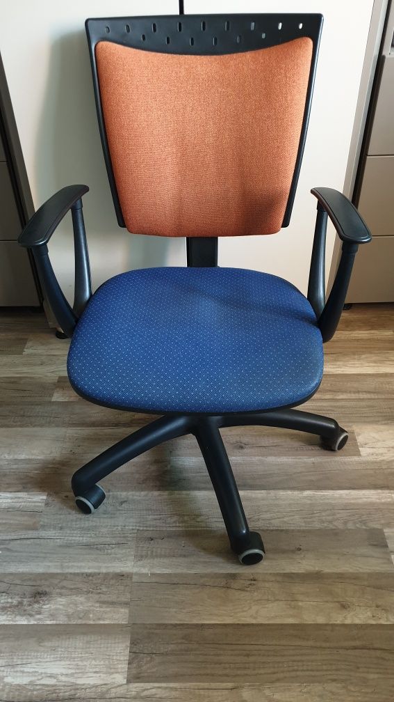 Krzesło obrotowe podnoszone dwukolorowe