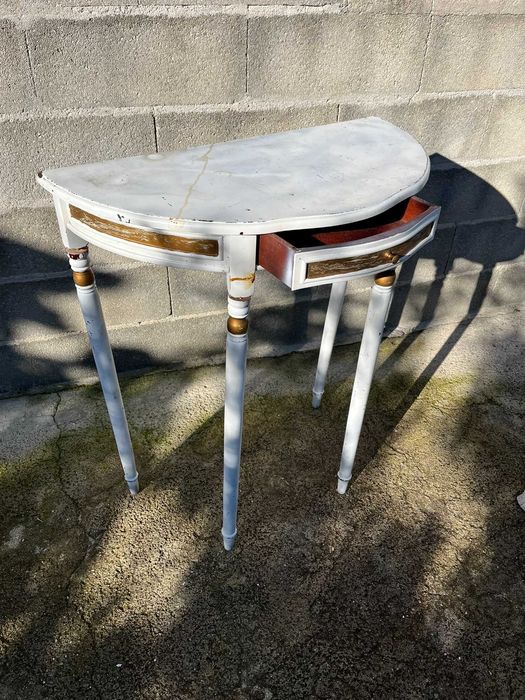 Mesa branca c/gaveta e sinais de uso