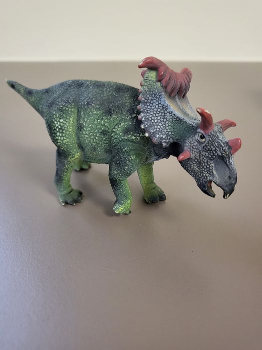 Figurki dinozaurów