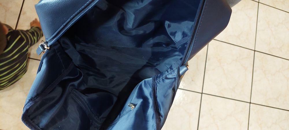 Granatowa torebka z rozsuwaną kieszenią