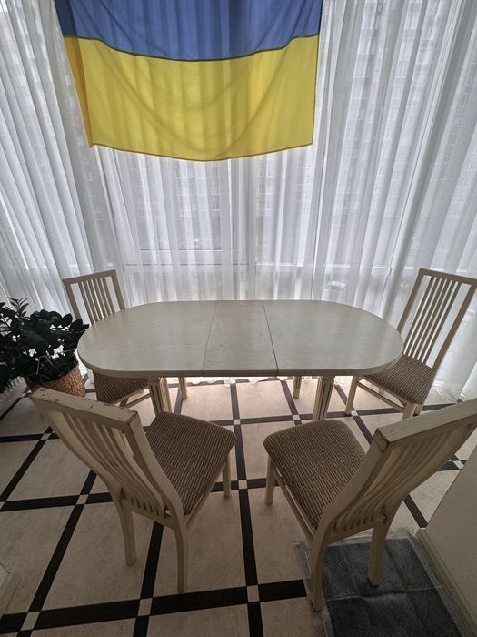 Стіл з дерева для вітальні або кухні