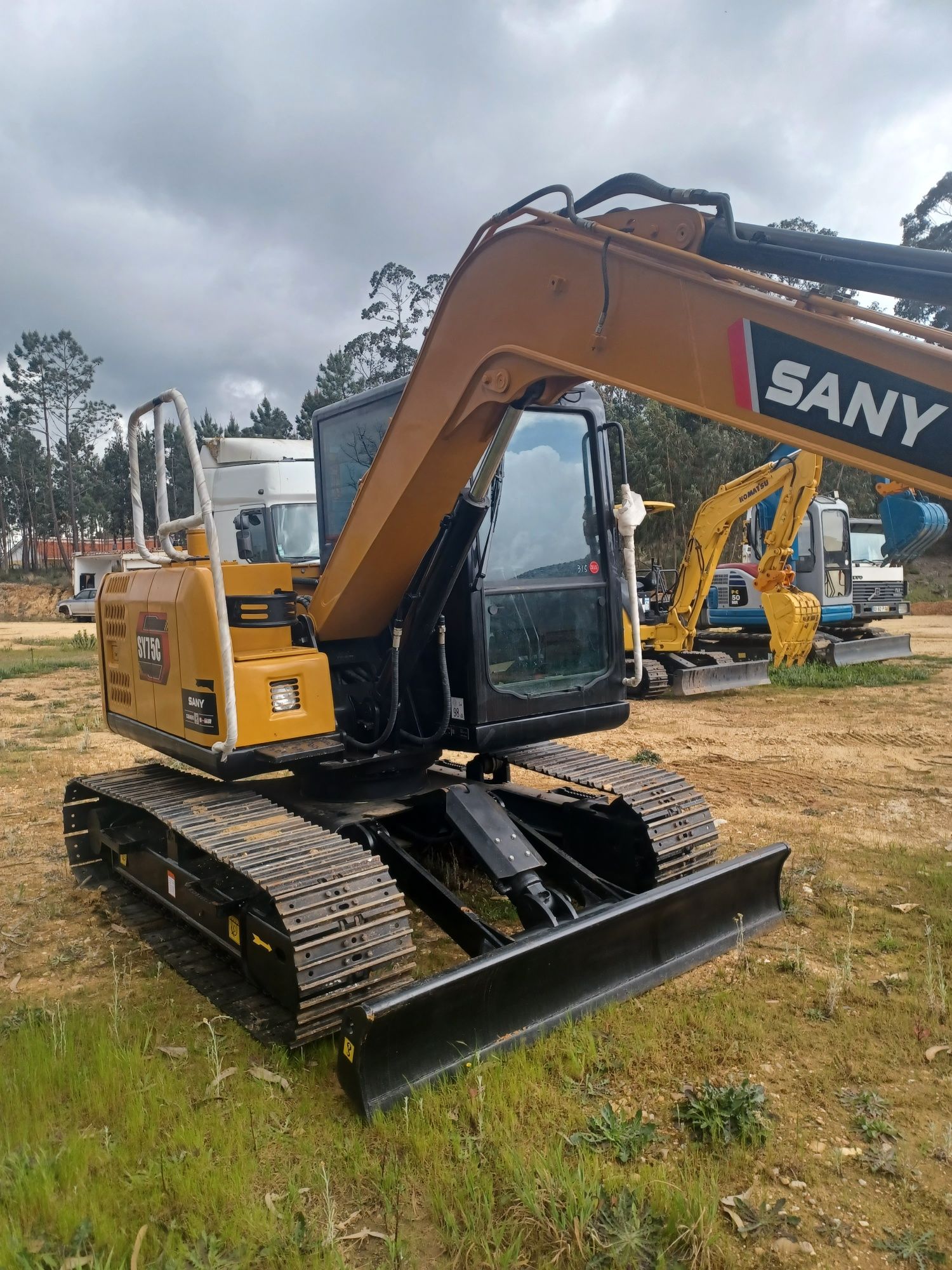 SANY 7.5 TONELADAS  como nova