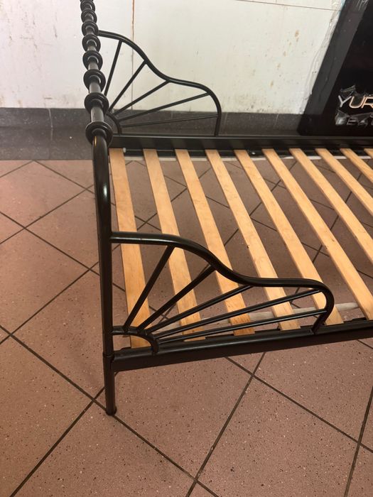 Łóżko żelazne ze stelażem i materacem