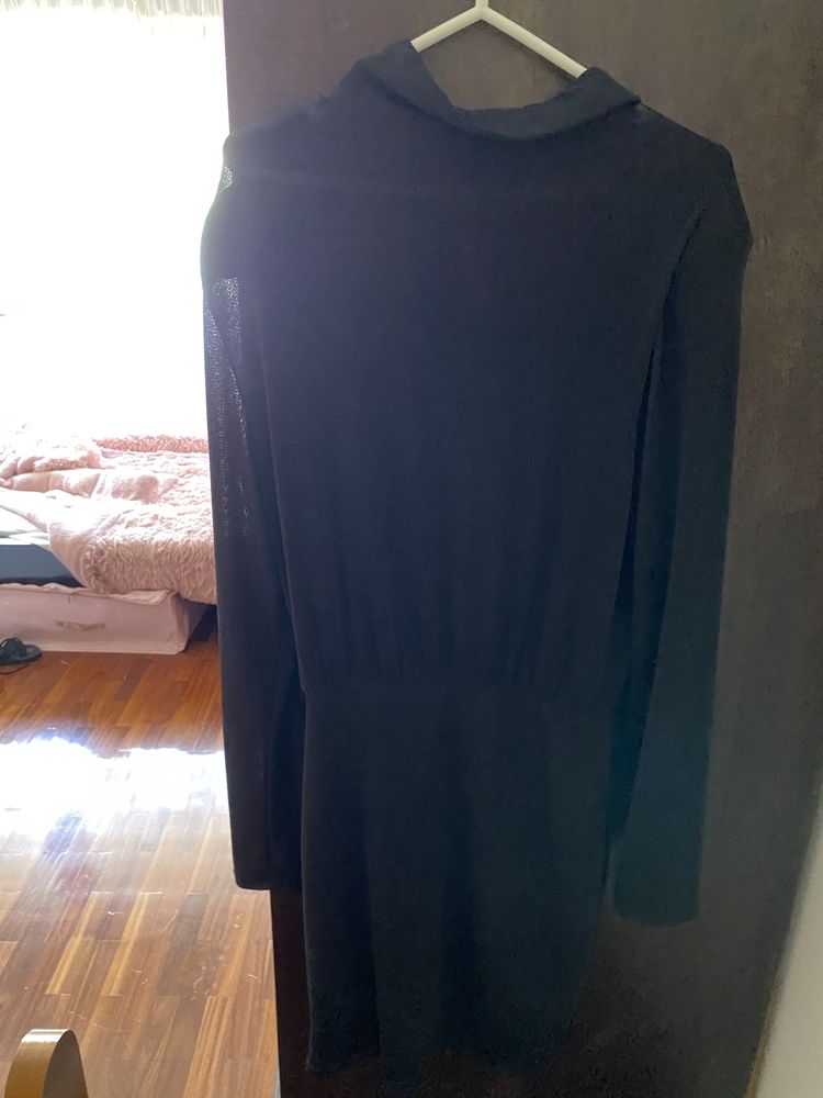 Vestido preto com etiqueta