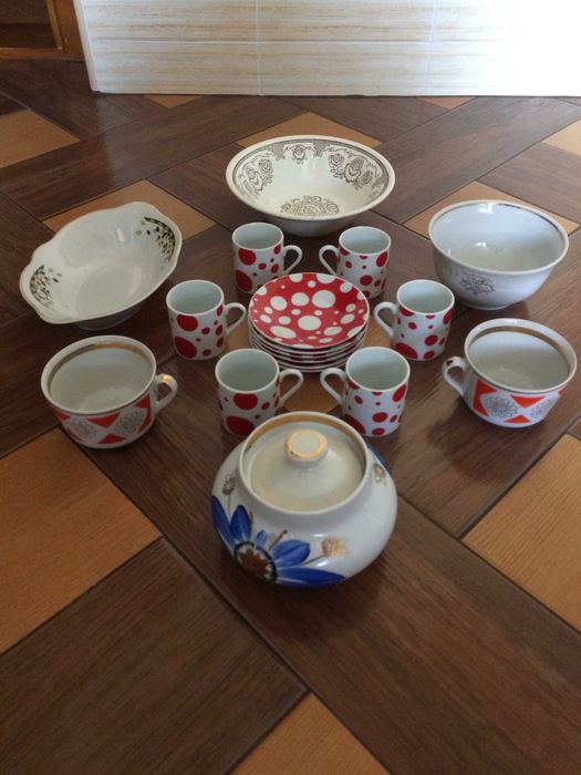 Тарілки, чашки, цукорниця, кавовий сервіз.
