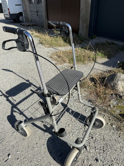 Wozek balkonik do pchania dla starszej osoby