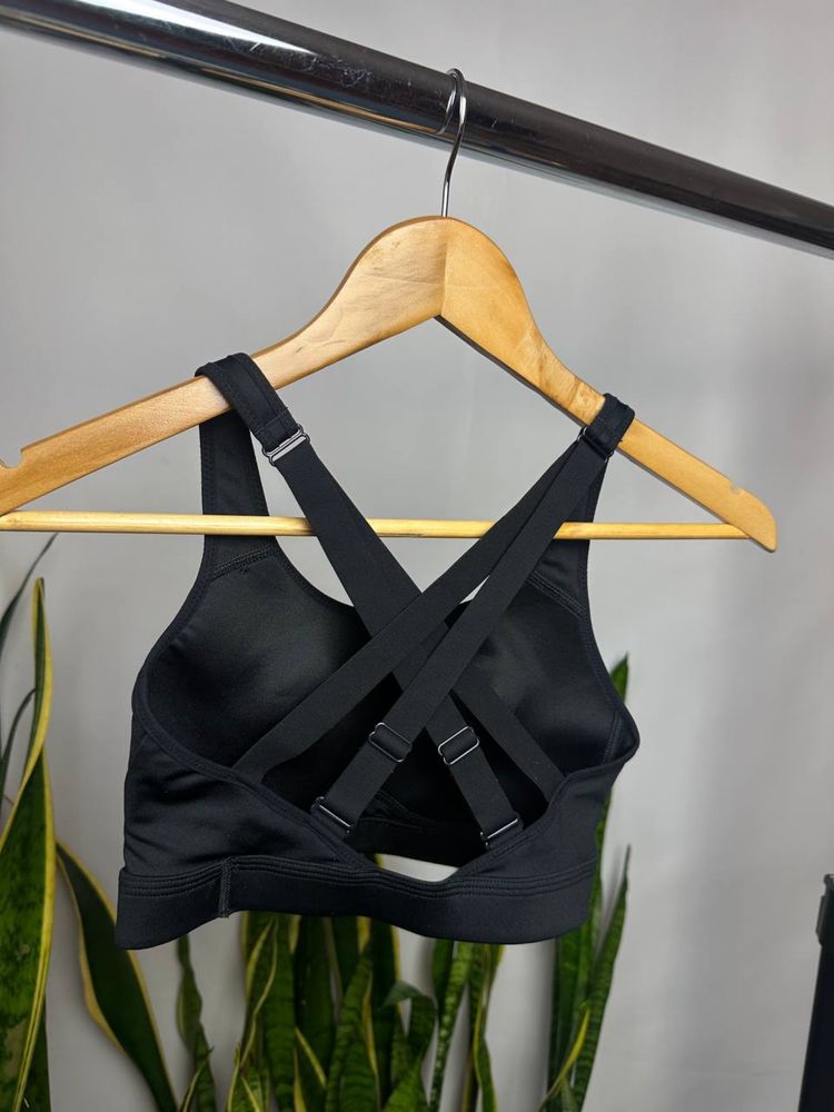 Спортивний топ Nike.