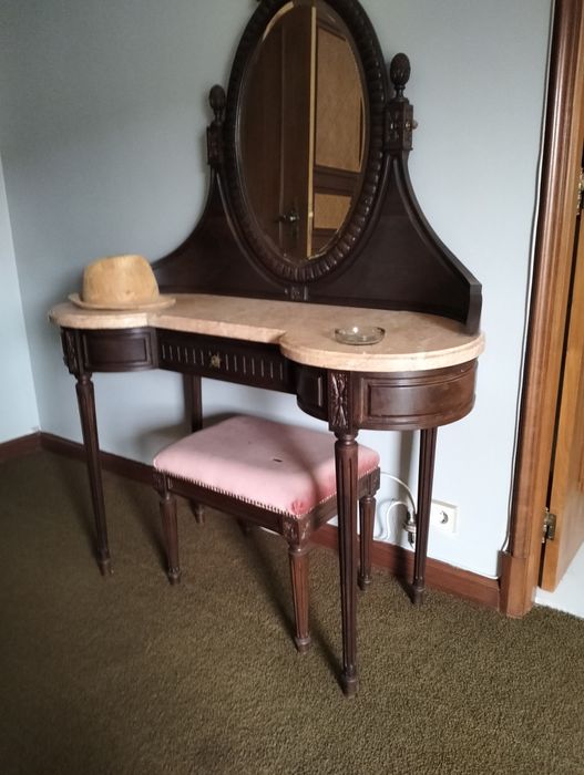 Pechiché com tampo de mármore rosa