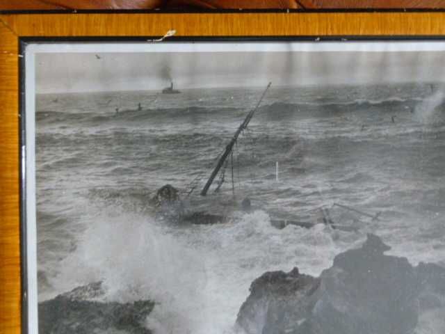 Fotografia quadro com historia sobre naufrágio no Cabo Raso, 1954