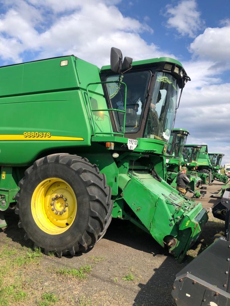 Комбайн  зернозбиральний John Deere 9880 sts