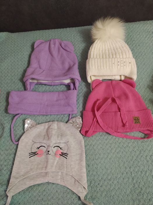 Шапки на дівчинку