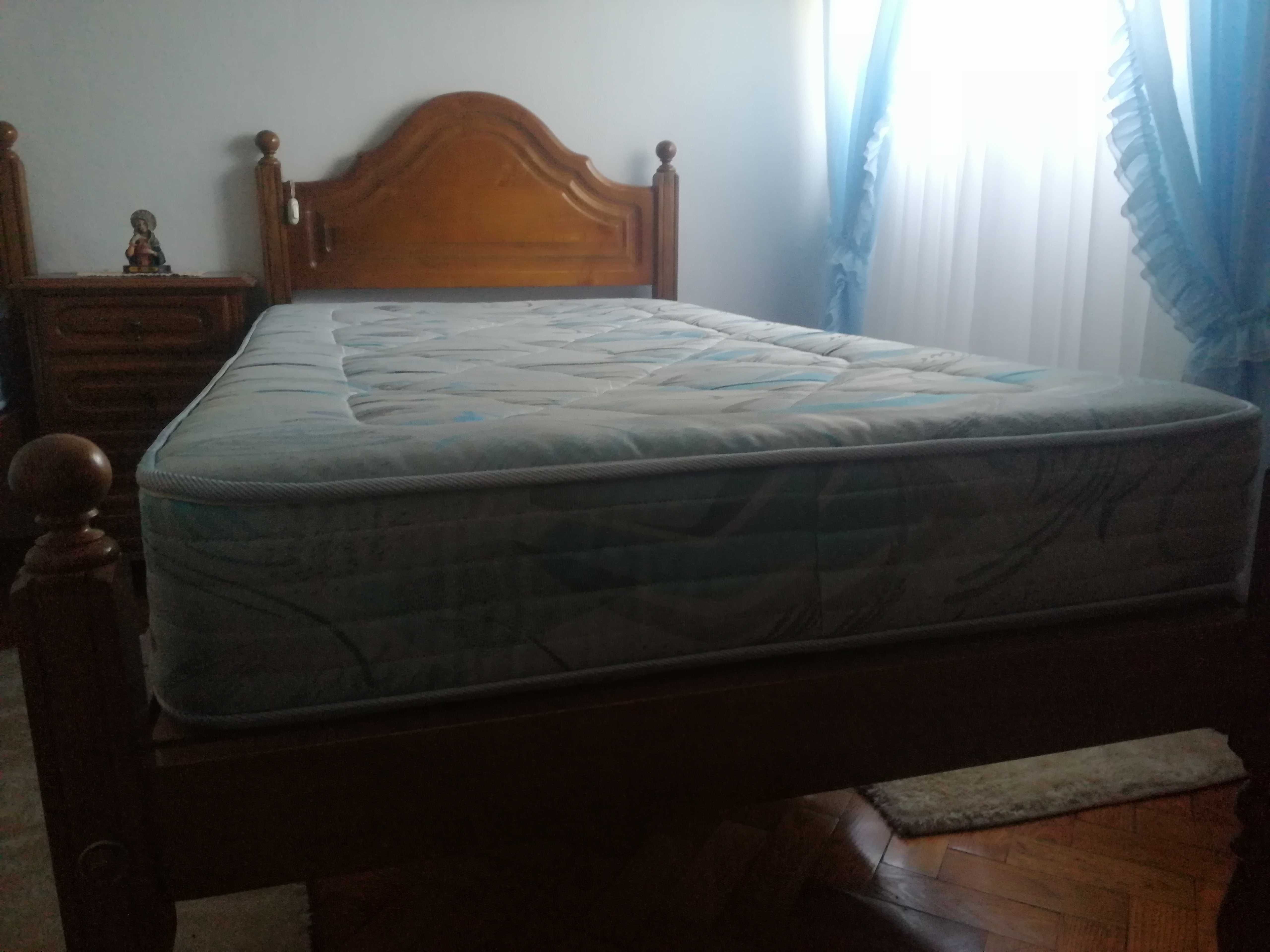 Mobília de quarto com 2 camas de corpo e meio.