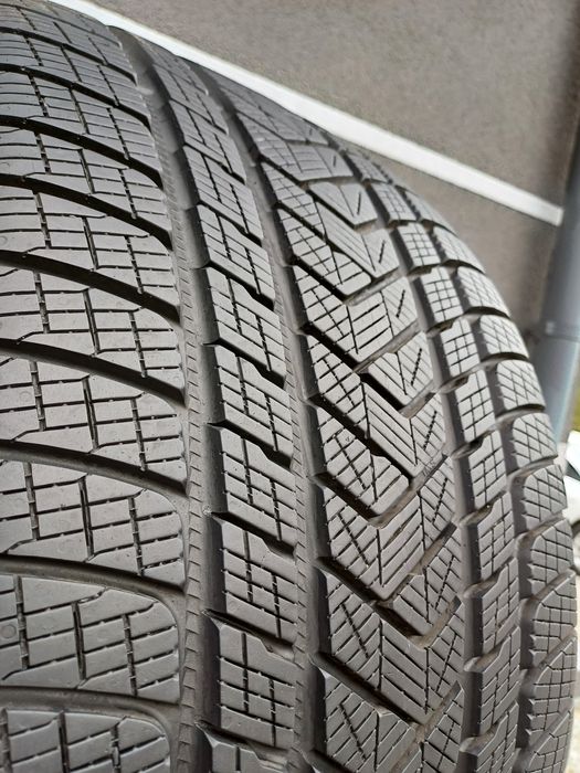 305/35/21 Sprzedam parę opon zimowych Pirelli