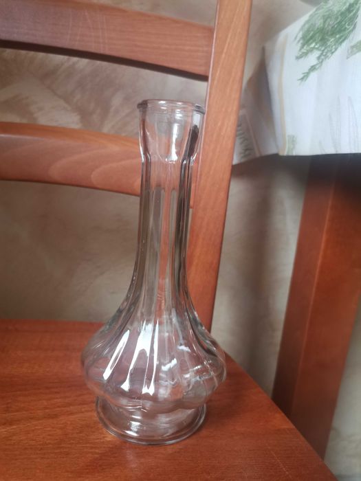 Szklany przezroczysty wazonik