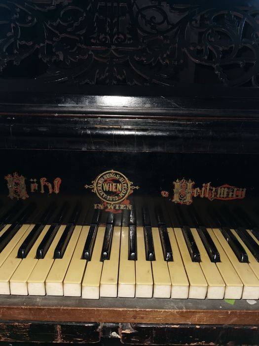 Продам рояль. Під реставрацію.