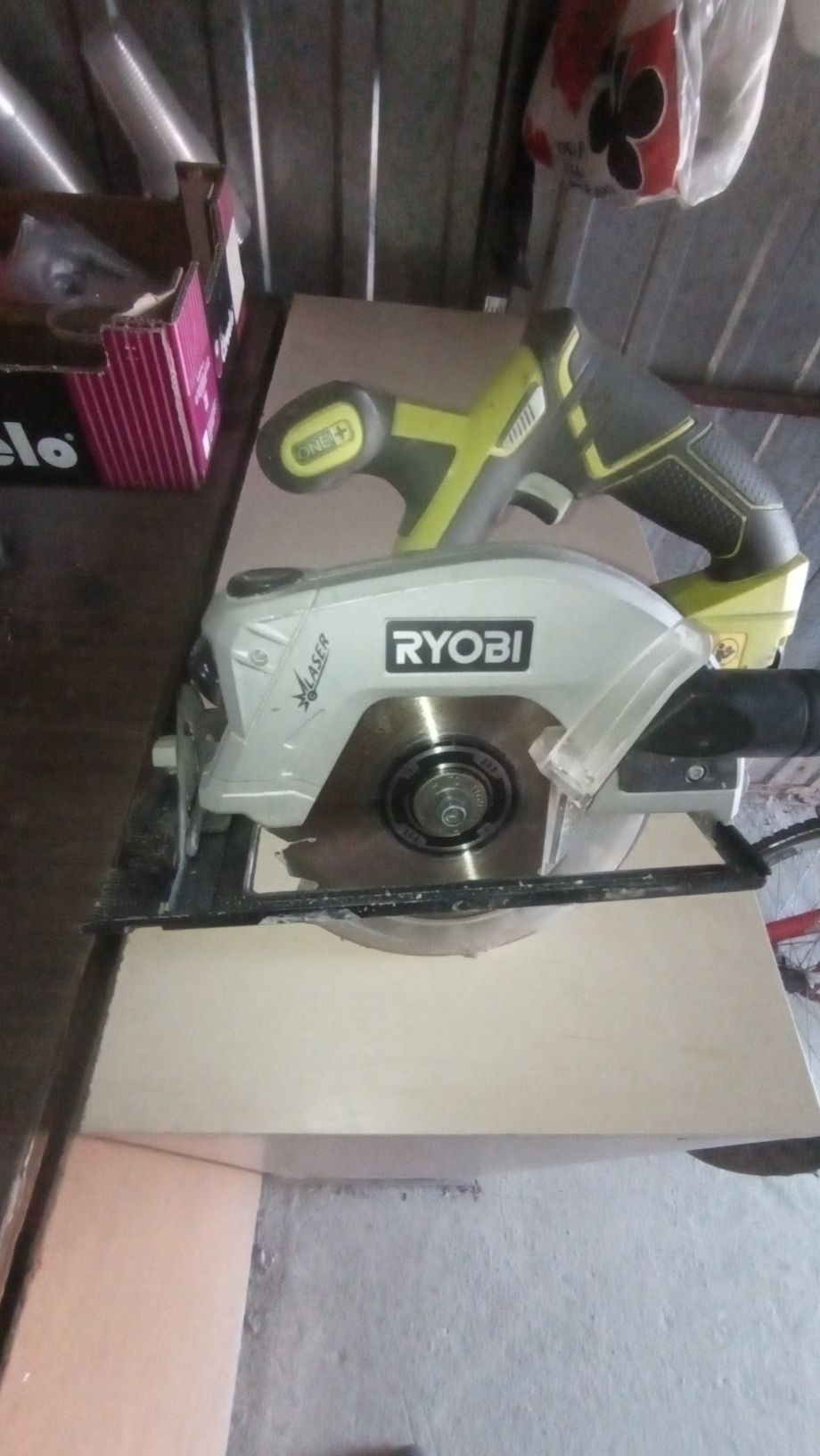 Pilarka Ryobi RWSL 1801