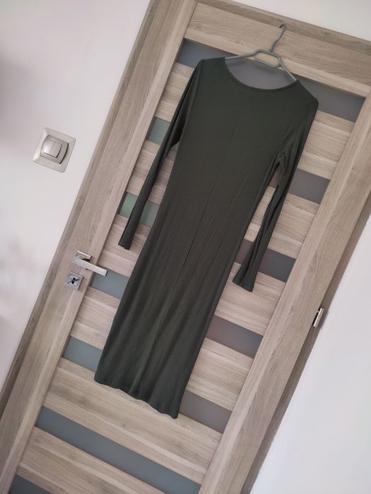 Dzianinowa prążkowana sukienka midi Reserved roz S