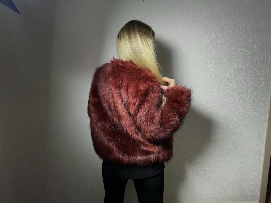Шуба червона bershka