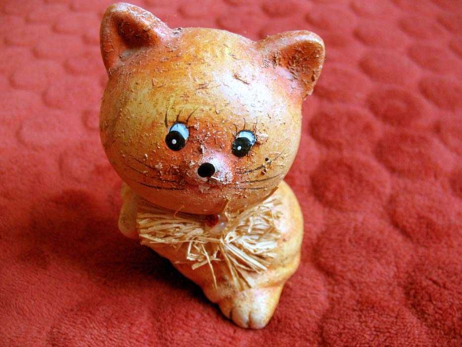 Kot - rudy kotek z kokardą - figurka ceramika - 10 x 6 x 6 cm