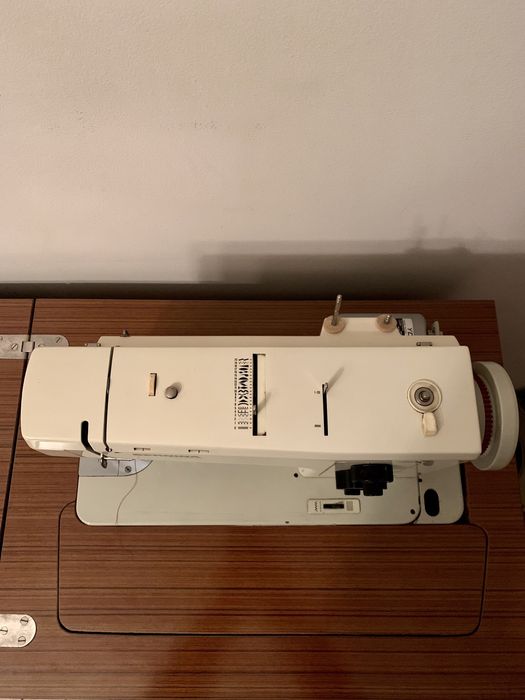 Máquina de costura, marca bernina 840, com motor e móvel