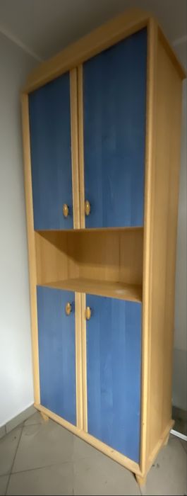 Regały z miejscem na przechowywanie