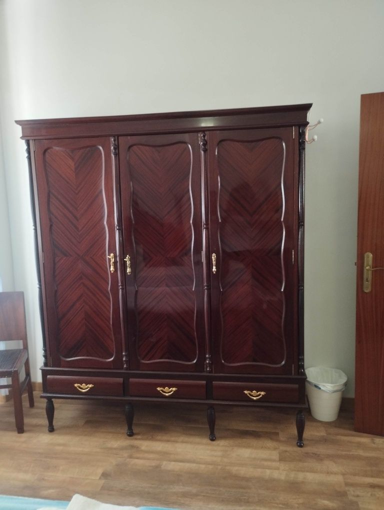 Móvel roupeiro/ guarda roupa