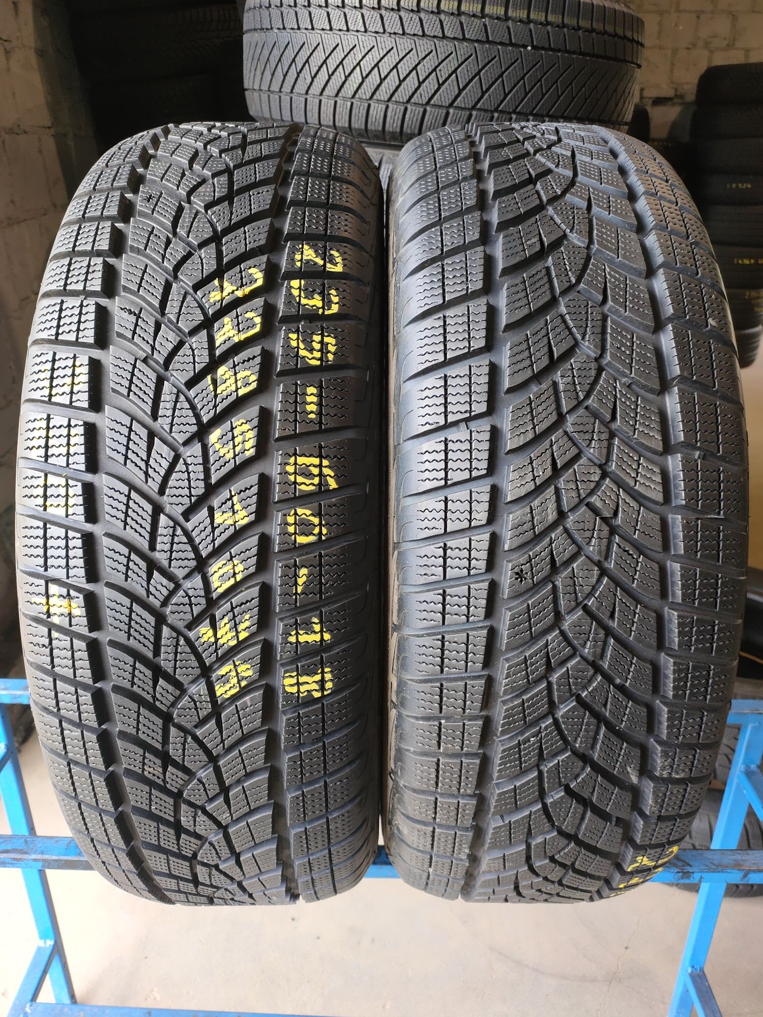 4x 235/60r18 GoodYear UltraGrip Performance+ z 2022r około 8.5mm