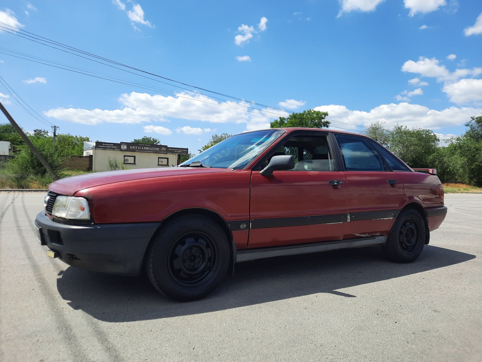 В продаже Ауди 80/1987 года. На газу , на полном ходу. Сел и поехал.
