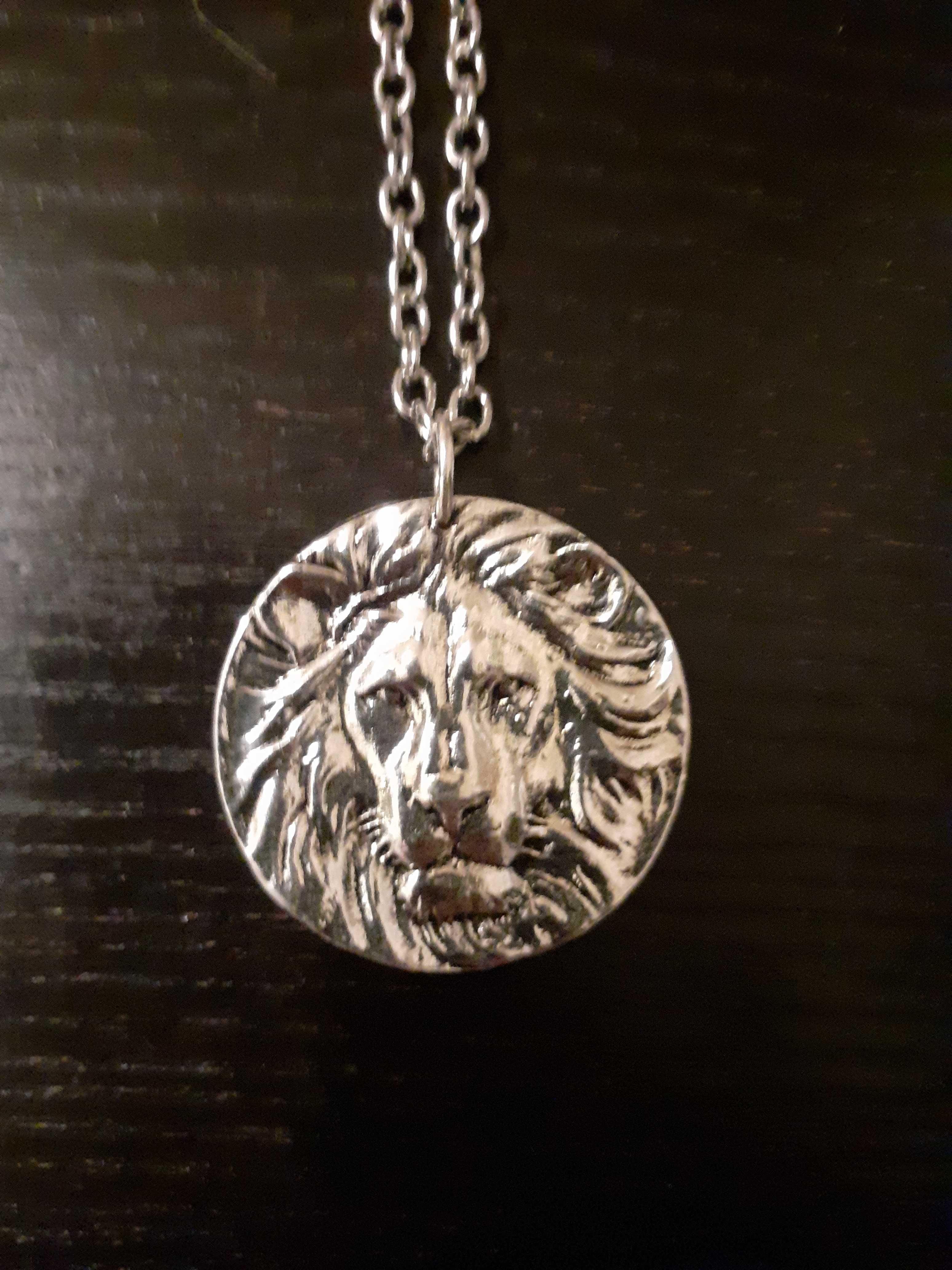 Colar fio medalhão Leão (fãs Sporting ou signos)