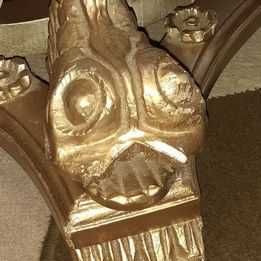 Antiga mesa em talha dourada com peixes Carpas Koi.
Tampo em mármore.