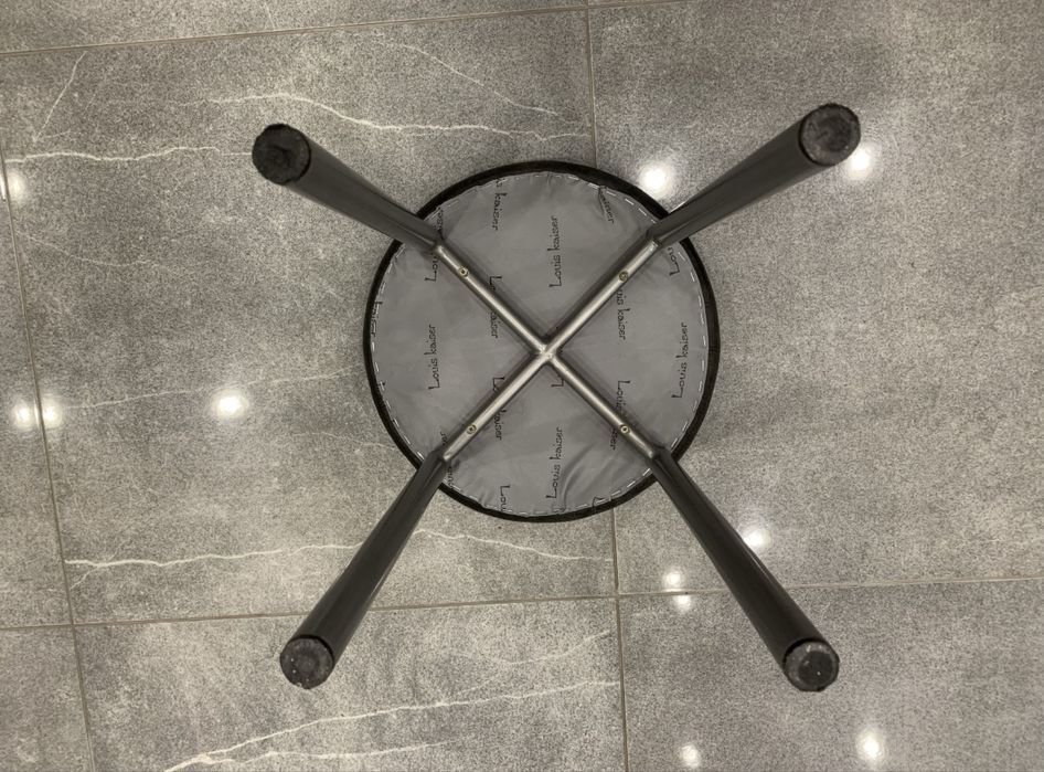 Табурет металлический с кожаным верхом