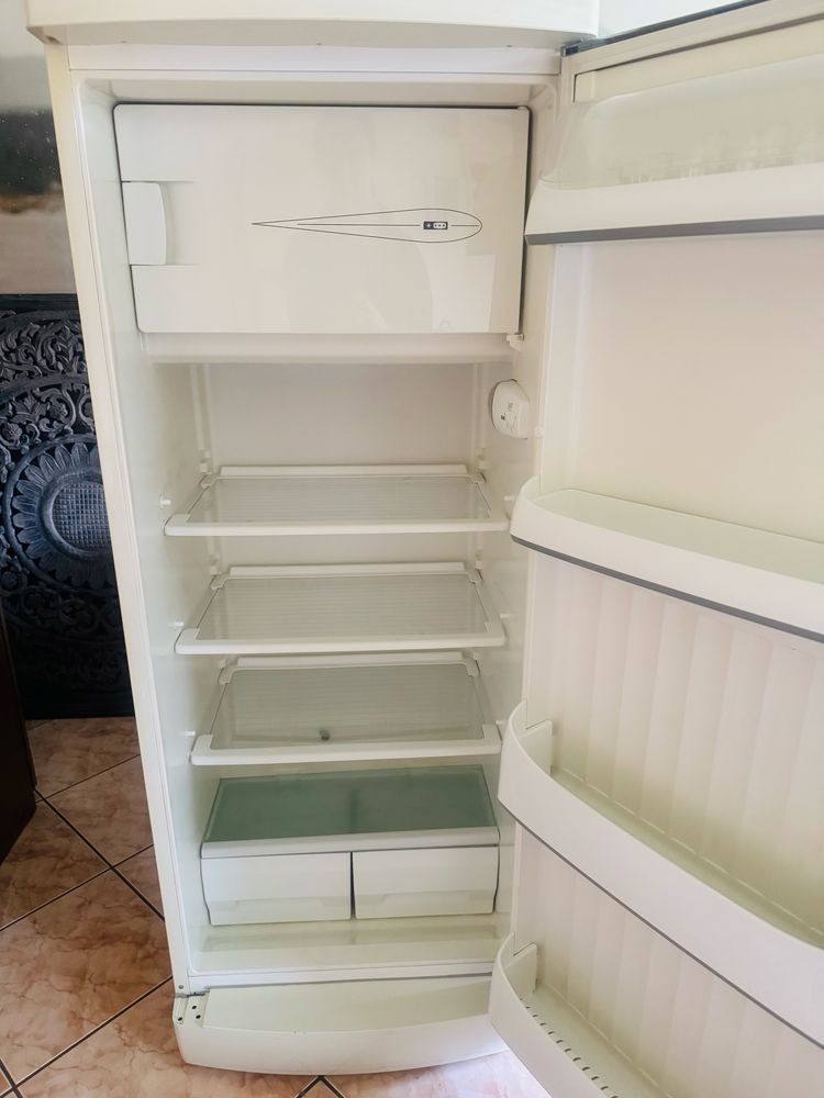 Kremowa lodówka retro