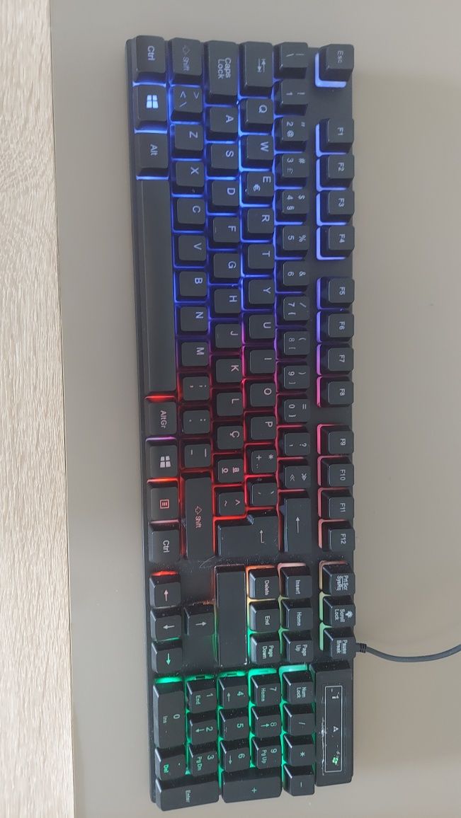 Teclado com luzes RGB