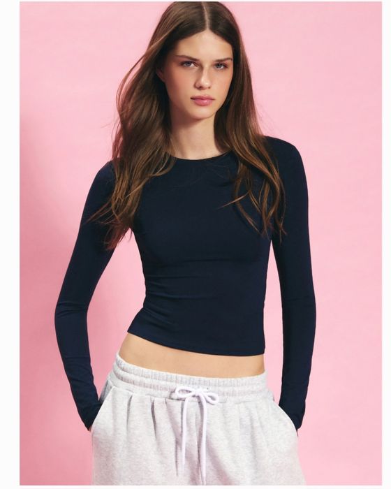 Синій лонгслів Bershka