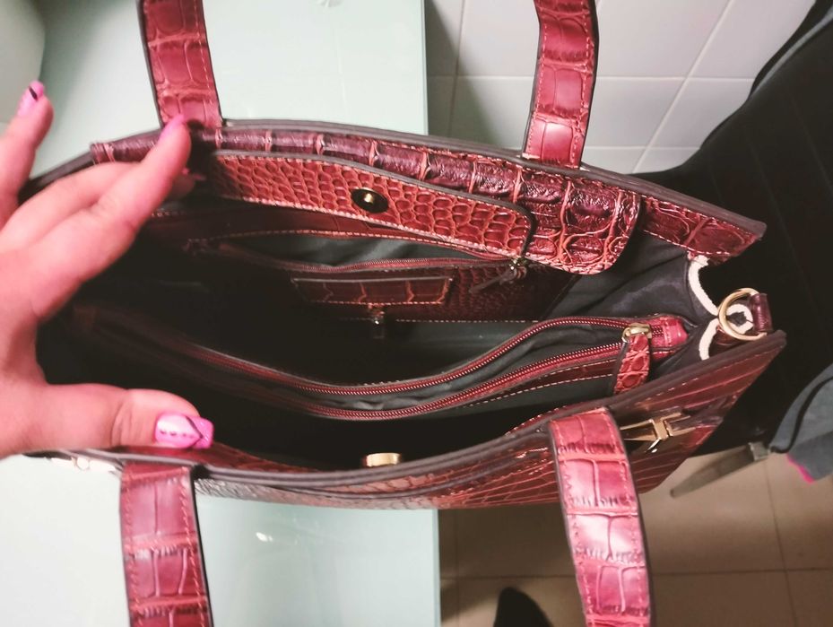 Vendo carteira lindíssima praticamente nova