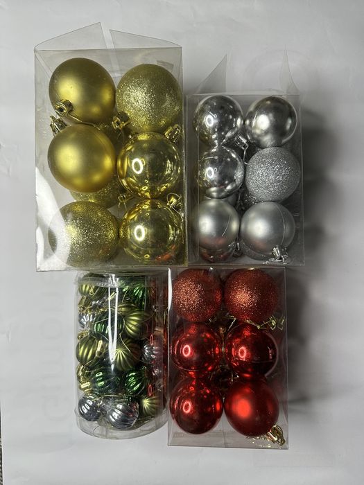 Різні новорічні іграшки