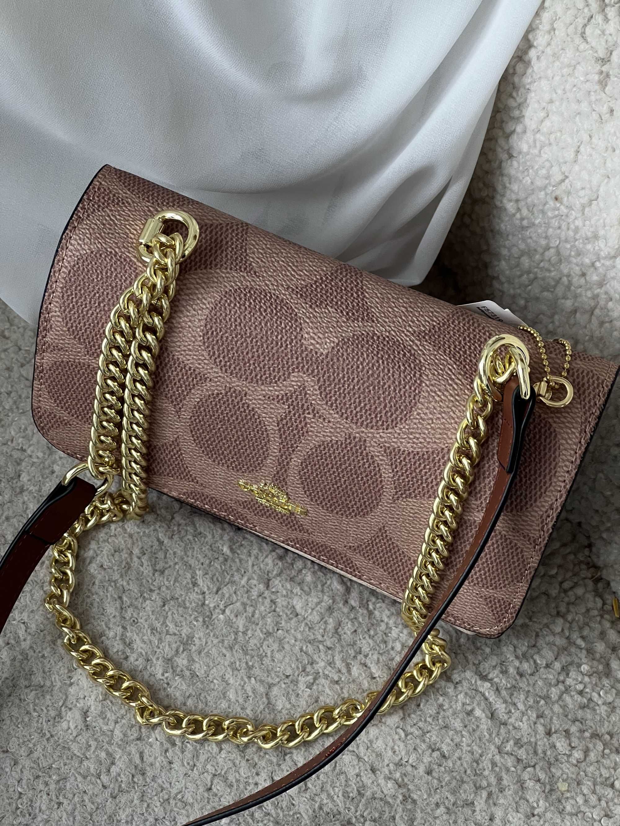 Сумка Coach Mini Klare Crossbody in Signature Canvas через плече Коуч