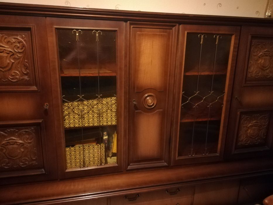 Kredens stary, biblioteczka