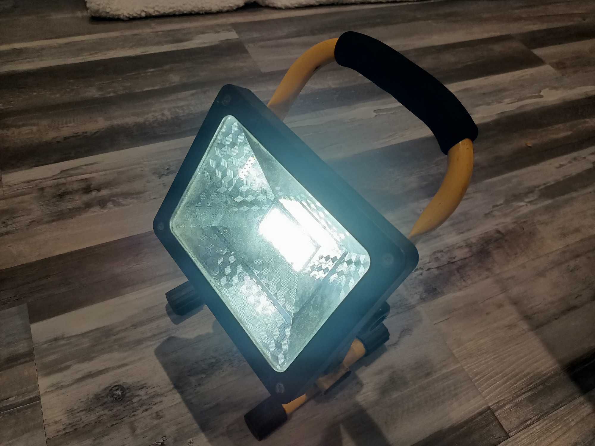 Halogen ledowy na akumulator + ładowarka