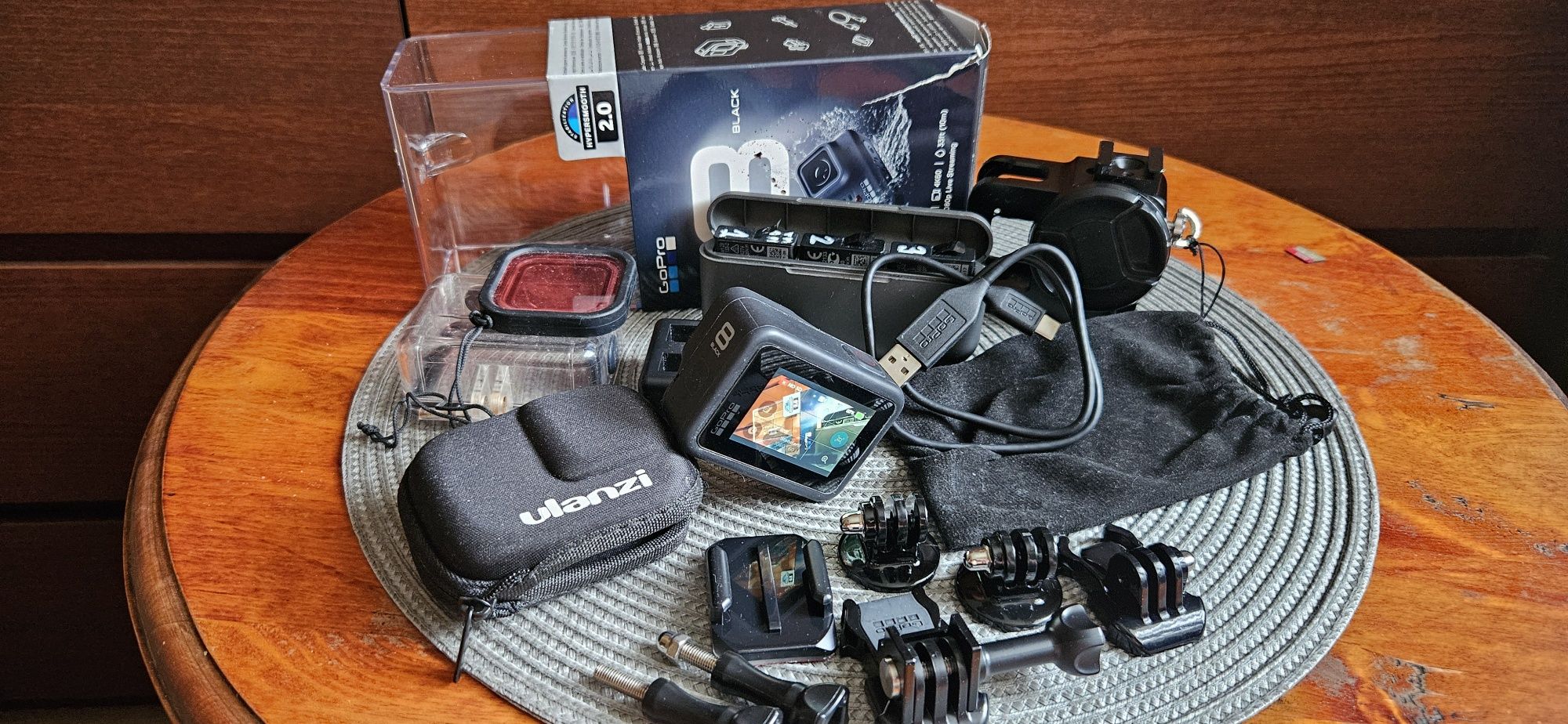 kamera GoPro 8 wraz z bogatym zestawem akcesorii.
