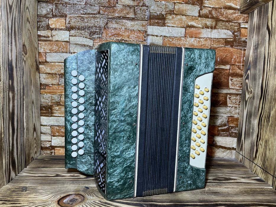 На продаж гармонь «Марічка-3»